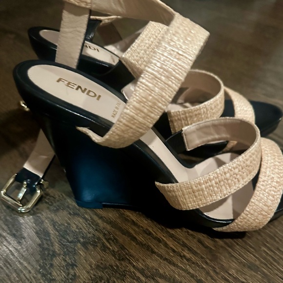 Fendi Women’s Black and Cream Raffia Wedges - Picture 5 of 10